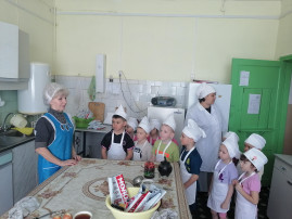 Воспитанники старшей группы совершили экскурсию на кухню детского сада Воспитанники старшей группы совершили экскурсию на кухню детского сада.