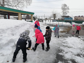 Старшая группа вышла на уборку снега на своём участке Старшая группа вышла на уборку снега на своём участке.