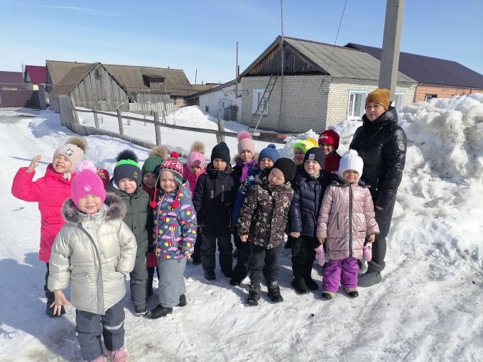 Воспитанники ДОУ продолжают знакомиться с социально значимыми объектами своего села Воспитанники ДОУ продолжают знакомиться с социально значимыми объектами своего села.