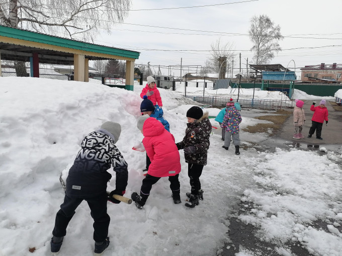 Старшая группа вышла на уборку снега на своём участке Старшая группа вышла на уборку снега на своём участке.